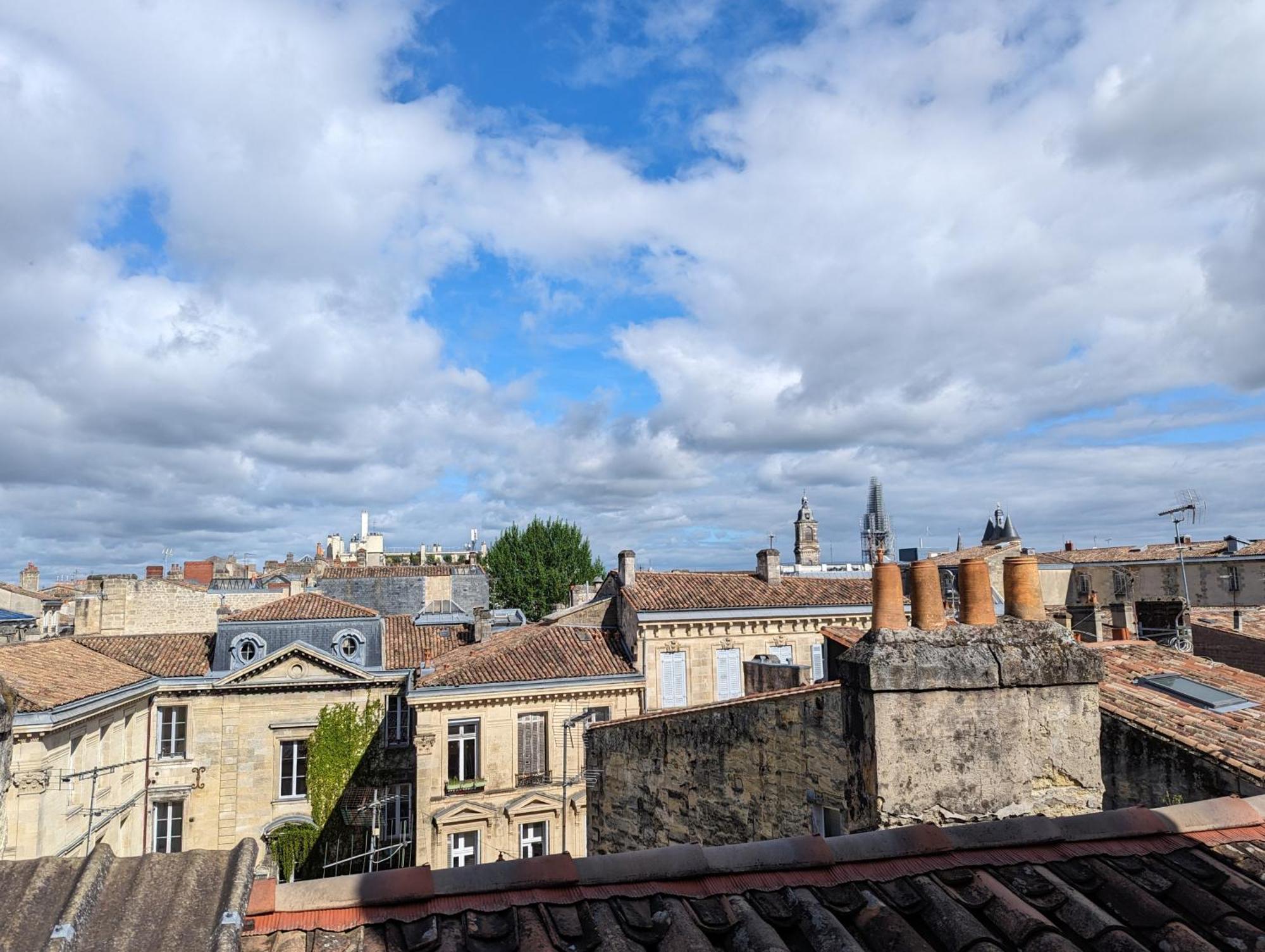 Cocon Lumineux Sous Les Toits De Bordeaux Apartment Exterior photo